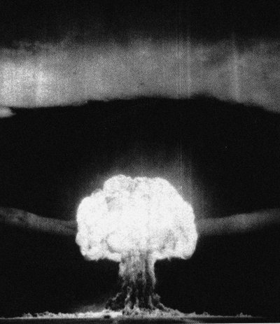 O dispositivo RDS-6s, o primeiro teste soviético de uma arma termonuclear chamada Joe 4 em 12 de agosto de 1953 de Unbekannt