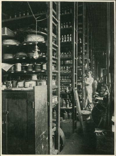 As prateleiras do laboratório Edisons com amostras de todas as substâncias conhecidas, 1902. de Unbekannt