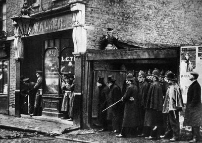 O cerco da Sidney Street, Whitechapel, Londres, 1911, 1935 de Unbekannt