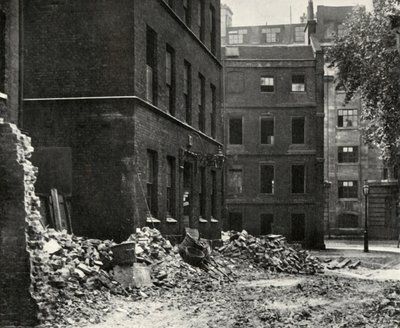 O local do portal de Fetter Lane e as casas abandonadas aguardando demolição, 1934. de Unbekannt