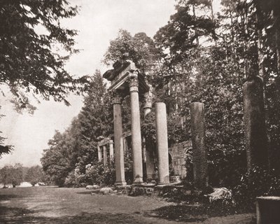 O templo de Augusto em Virginia Water, Surrey, 1894. de Unbekannt