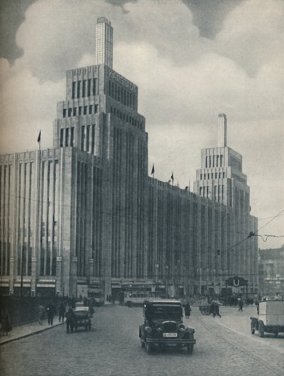 A massa ladeada pela torre do Karstadthaus construída em um distrito da classe trabalhadora, c1935 de Unbekannt