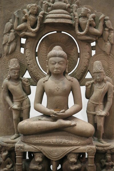 O Museu Victoria e Albert. A Jina Rishabhanatha. 800-900. O Sandstone. Norte da Índia. Reino Unido. de Unbekannt