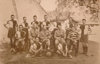 A equipe de futebol para jovens soldados do Primeiro Batalhão, o Queens, possui o Regimento Oeste Real de Kent. P de Unbekannt