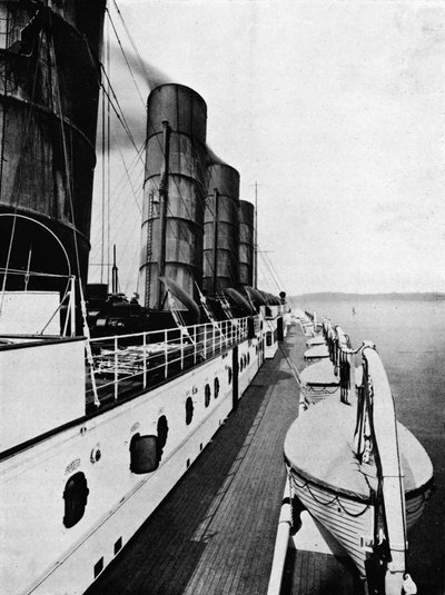 O convés do barco do Lusitania, mostrando barcos salva-vidas, 1915 de Unbekannt