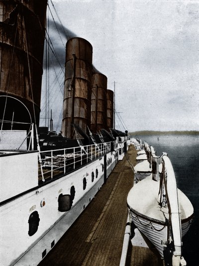 O convés do barco do Lusitania, mostrando barcos salva-vidas, 1915 de Unbekannt