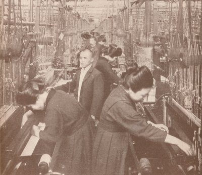O interior ocupado de uma florescente fábrica de seda no Japão, 1907 de Unbekannt