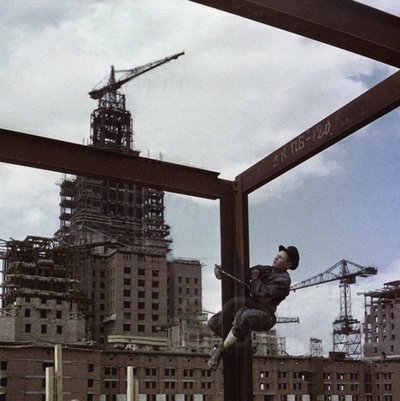 A construção do edifício principal da Universidade Estadual de Moscou, nas colinas de Lenin de Unbekannt