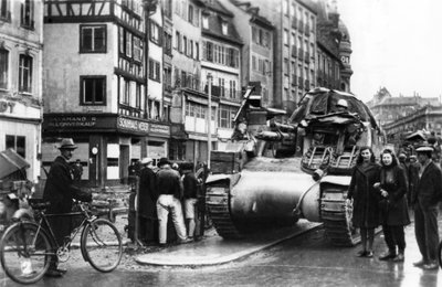 Os primeiros tanques aliados chegam a Estrasburgo, Alsácia, novembro de 1944 de Unbekannt