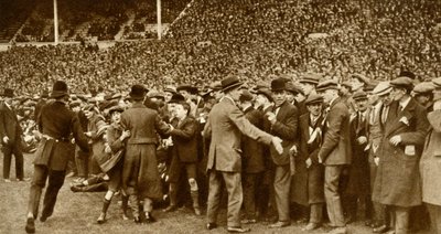 A primeira final da FA Cup é realizada no novo estádio de Wembley, em Londres, em 28 de abril de 1923, 1935. de Unbekannt
