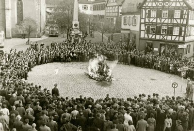 Os móveis e objetos rituais da sinagoga em Mosbach, na praça da cidade, em 10 de novembro de Unbekannt