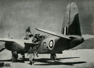 O sol quente flui para baixo em um local de pouso no deserto, c1942-1943, 1945. de Unbekannt