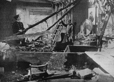 O interior de uma das casas destruídas em Southend, 1915 de Unbekannt