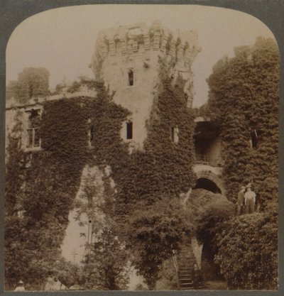 As torres cobertas de hera do Castelo de Raglan, a última fortaleza de Carlos I, Monmouthshire, Inglaterra, c1 de Unbekannt