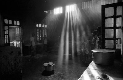 A cozinha do Hospital Mental, Pabna, em Bangladesh. 1994. O Hospital Mental de Pabna é o primeiro hospital deste tipo em Bangladesh para uma população de cerca de 130 milhões de habitantes. Foi estabelecido em 1957 pelo então Cirurgião Civil do Distrito de de Unbekannt