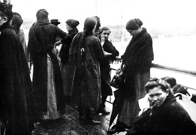 O último ato de uma tragédia: uma fotografia tirada no último barco saindo de Ostende para a Inglaterra, 1914 de Unbekannt