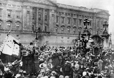 O aviso oficial do armistício sendo lido, Palácio de Buckingham, 1918 1936 de Unbekannt