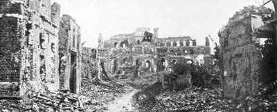A cidade em ruínas e a torre do sino da igreja de Albert, Somme, França, 22 de agosto de 1918 de Unbekannt