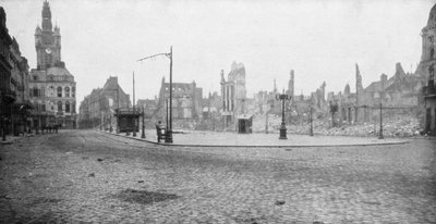 As ruínas e a torre sineira de Douai, França, 1918 de Unbekannt