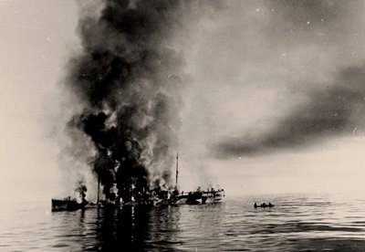O naufrágio do quebra-gelo Alexander Sibiryakov pelo cruzador alemão Almirante Scheer em 25 de agosto de 1942. de Unbekannt