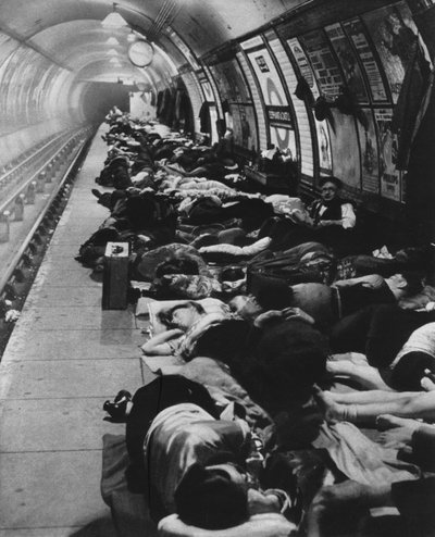Aqueles que foram para abrigos começaram um novo tipo de vida noturna, 11 de novembro de 1940, 1942 de Unbekannt
