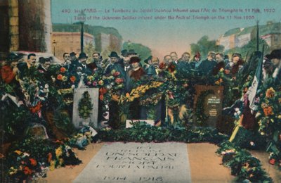 Túmulo do soldado desconhecido enterrado sob o Arco do Triunfo em 11 de novembro de 1920, Paris, c1920 de Unbekannt