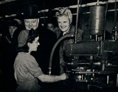 Tour de inspeção em uma fábrica de armas, década de 1940, 1945. de Unbekannt