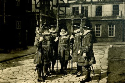 Torre de Londres Yeoman Warders, c1920. de Unbekannt