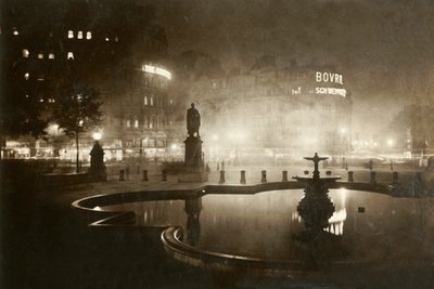 Trafalgar Square. Olhando para Charing Cross. Londres à noite, 1928. de Unbekannt