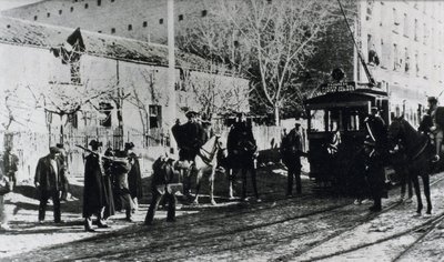 Greve do bonde em Madri, a guarda civil acusa os grevistas que tentam parar um bonde, publicado na revista "Nuevo Mundo", de dezembro de 1919 (foto a p/b) de Unbekannt
