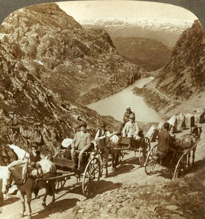 Viajantes na estrada da montanha através da ravina selvagem de Seljestad, Noruega, c1905. de Unbekannt