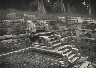 Escadas em um lago de banhos de tijolos, Anuradhapura, 1926 de Unbekannt