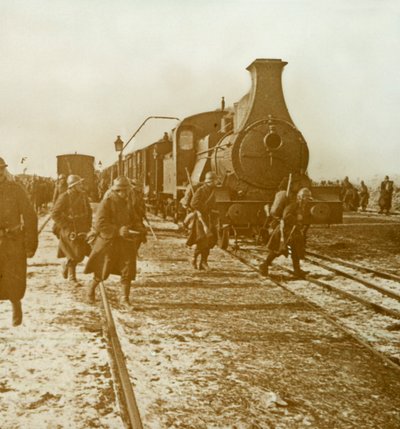 Tropas que desembarcam do trem a vapor, c1914-c1918 de Unbekannt