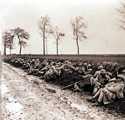 Tropas descansando ao lado de uma estrada, norte da França, c1914-c1918 de Unbekannt