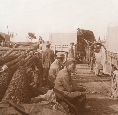 Caminhões no Voie Sacrée, Verdun, norte da França, c1914-c1918. de Unbekannt