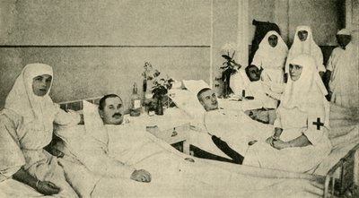 Tsarina Alexandra amamentando soldados feridos, 1914, c1920. de Unbekannt