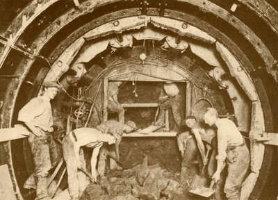 Escavação de Túnel de Tubo por Meio de Escudo Chato Greathead, c1930. de Unbekannt