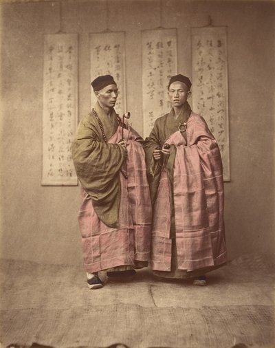[Dois homens chineses em trajes tradicionais combinando], década de 1870. de Unbekannt