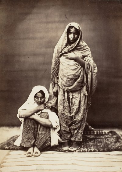 Duas mulheres indianas, uma sentada, década de 1860. de Unbekannt