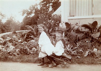 Duas crianças brincando ao ar livre, década de 1890 de Unbekannt