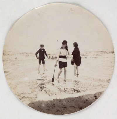 "Two girls and a boy paddling in the sea", vers les annees 1890 de Unbekannt