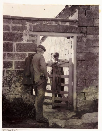 Dois homens falando por cima de um portão, c 1905 de Unbekannt