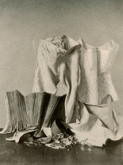 Dois pares de estadas, calças, bolsa de miçangas, bolsa e petticot acolchoado, século XVIII, 1937. de Unbekannt