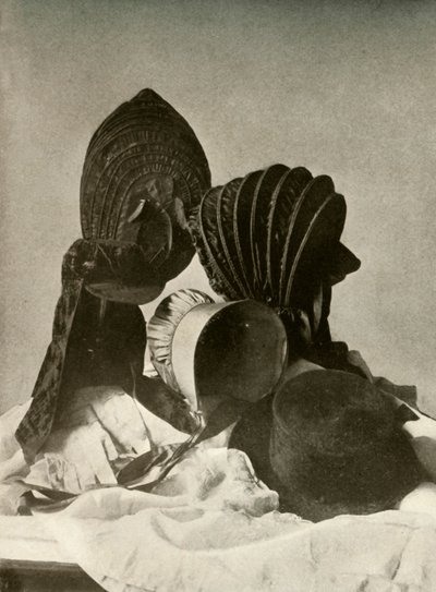 Dois bezerros de seda, boné de equitação, gorro Quaker, chapéu, luvas e saia, século XVIII, 1937. de Unbekannt