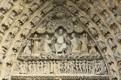 Tympanum do portal do Juízo Final : Cristo do Juízo Final. Ao seu lado, de joelhos, a Virgem Maria e São João intercedem para a salvação das almas. Catedral de Amiens, Amiens, França de Unbekannt