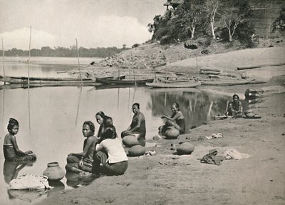 Cena típica do rio no grande Irrawaddy - Mulheres tomando banho e tirando água, 1900. de Unbekannt