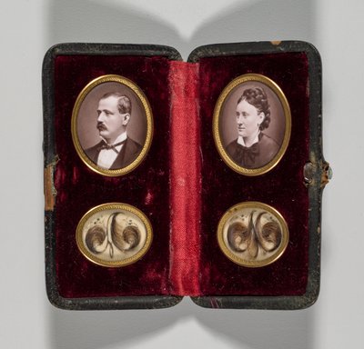 Caso sem título com retratos de ornamentos de homem e mulher e cabelo, c. 1870s. de Unbekannt