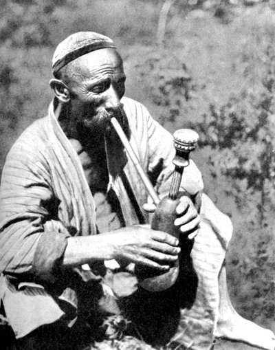 Homem uzbeque fuma calian, Samarcanda, 1936 de Unbekannt