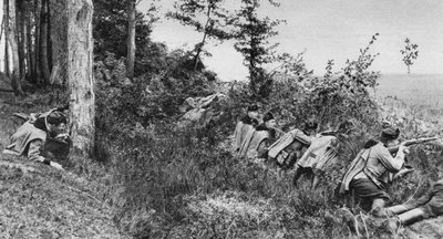 Vanguarda dos uhlans austro-húngaros que ocupam uma clareira em uma floresta, Primeira Guerra Mundial, 1917 de Unbekannt