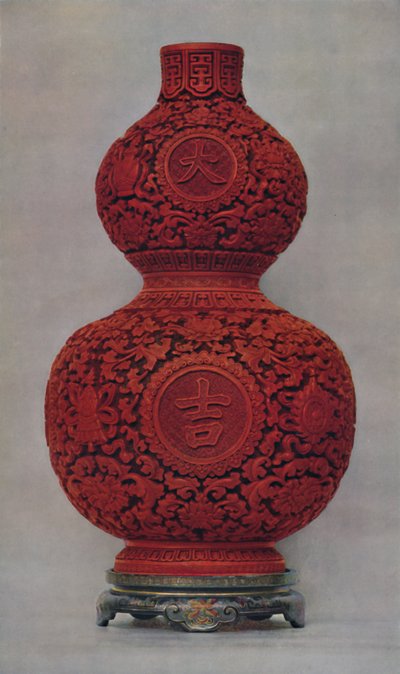 Vaso de laca vermelha esculpida no chão verde oliva com suporte de laca plana, 1928 de Unbekannt